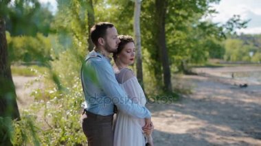 Genç çift fotoğrafçılara poz