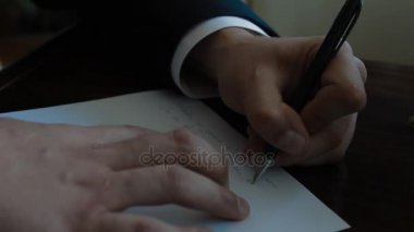 Adam bir kağıt mektup yazmak