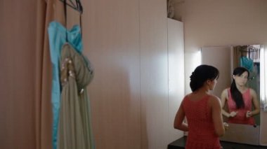 Genç kadın taranmak soyunma odasında