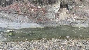 Dağ nehir smowfall sırasında