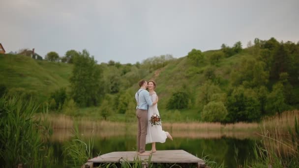 Mariée et marié posant sur la jetée — Video