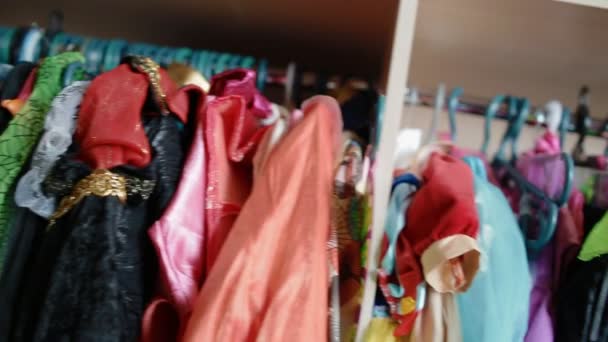 Armario lleno de trajes de carnaval para niños — Vídeos de Stock