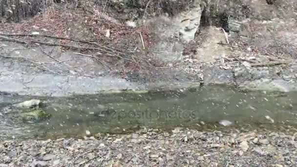 Горная река во время обвала — стоковое видео