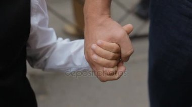 Babası oğlunun elini tut