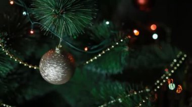 Oyuncaklar ve ışıklar ile yeni yıl ağacı