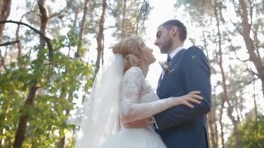 Gelin ve damat ormanda poz