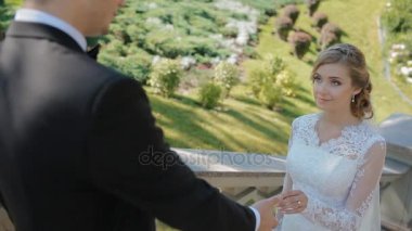 Damat gelini için elini uzatır