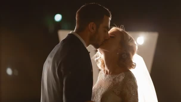 Novia y novio posando delante de las luces — Vídeo de stock