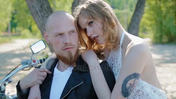 Moderno matrimonio alla moda motociclista . — Video Stock