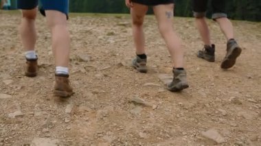 Turist grup kayalık yamaç gider