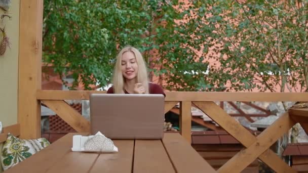 年轻女人谈 Skype 使用笔记本电脑 — 图库视频影像
