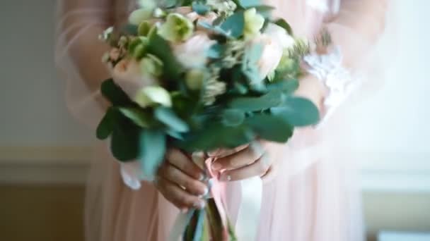 Femme tenant bouquet de mariage — Video