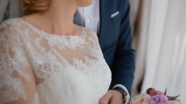 Mutlu gelin ve damat pencerenin ayakta