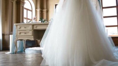 Güzel gelin bir şekilde dekore edilmiş tablo poz