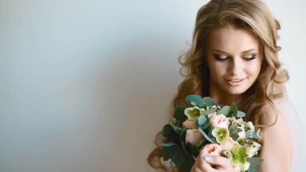 Schöne Braut posiert am Fenster — Stockvideo