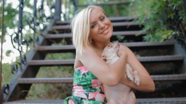 Genç sarışın kadın fotoğrafçı açık poz