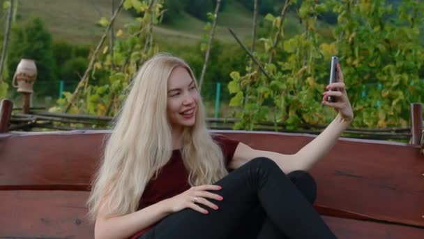 Mujer joven haciendo selfie — Vídeos de Stock