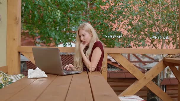 使用笔记本电脑的年轻女子进行通信 — 图库视频影像