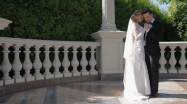 Gelin ve damat dans güneşli bir günde açık
