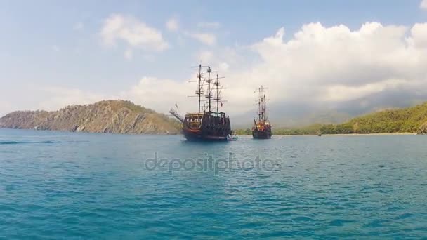 Vackra pirat skonaren i havet — Stockvideo