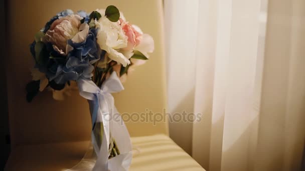 Bouquet da sposa vicino alla finestra — Video Stock