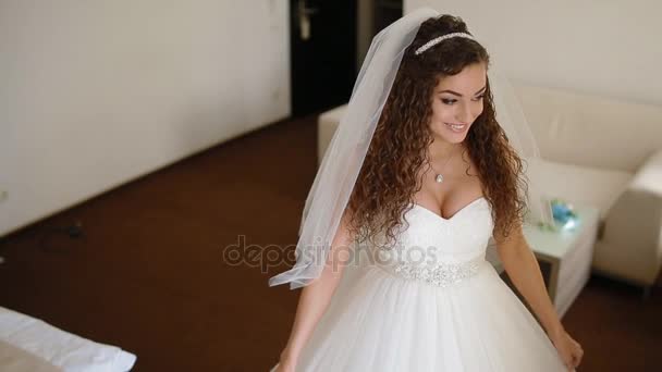 Жених приходит повидаться со своей невестой — стоковое видео