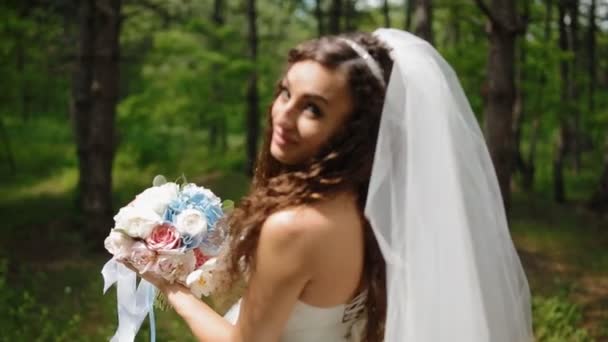 Красива позу нареченої з весільним букетом — стокове відео