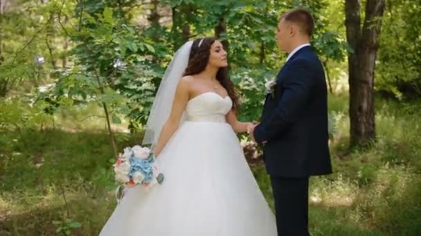 Braut und Bräutigam posieren im Wald — Stockvideo