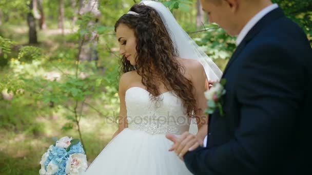 Sposa e sposo posare nel legno — Video Stock