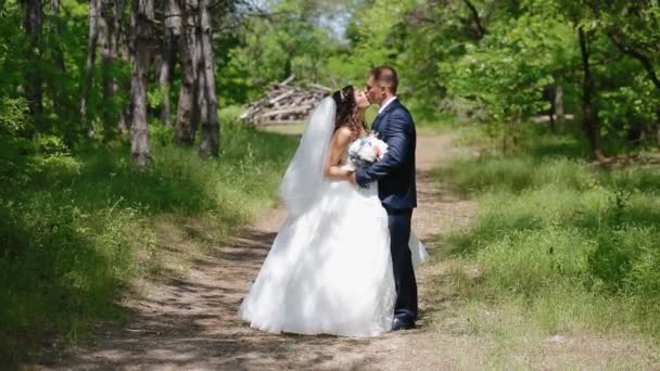 Bruden och brudgummen pose i trä — Stockvideo