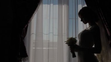 Pencerenin yakınındaki güzel beyaz gelin pozu