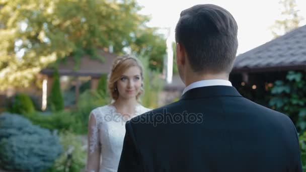 Braut kommt zum Bräutigam und zwinkert — Stockvideo