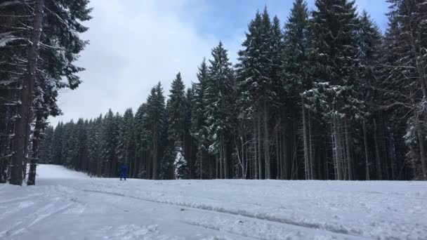 Люди їдуть на трасі на гірськолижному курорті — стокове відео