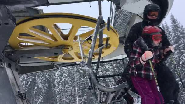 Bukovel, Ukraine - 18 januari, 2017: skidåkare stiga från stolliften — Stockvideo