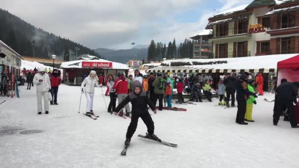 BUKOVEL, UCRANIA - 18 de enero de 2017: Esquiadores cerca del ascensor — Vídeos de Stock