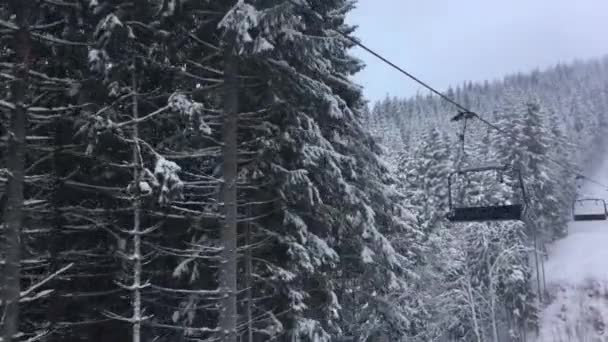 Čtyřsedačková lanovka v lyžařském středisku — Stock video