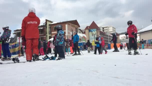 BUKOVEL, UKRAINE - 18 Janvier, 2017 : Les skieurs près de la remontée mécanique — Video