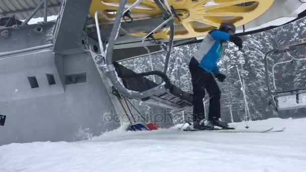 Bukovel，乌克兰-2017 年 1 月 18 日︰ 滑雪者上升从升降椅 — 图库视频影像