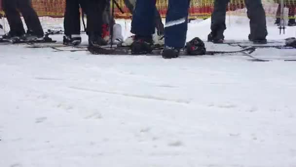 Boekovel, Oekraïne - 18 januari, 2017: inschakelen van de stoeltjeslift. Skiërs menigte. — Stockvideo