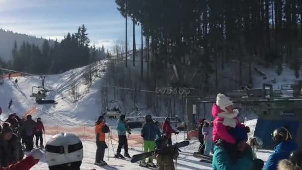 BUKOVEL, UCRANIA - 18 de enero de 2017: Esquiadores cerca del ascensor — Vídeo de stock