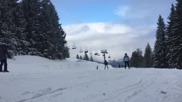 Ski resort sceny. Piękny słoneczny dzień. — Wideo stockowe