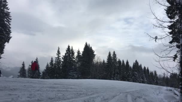 La gente monta en la pista en la estación de esquí — Vídeos de Stock