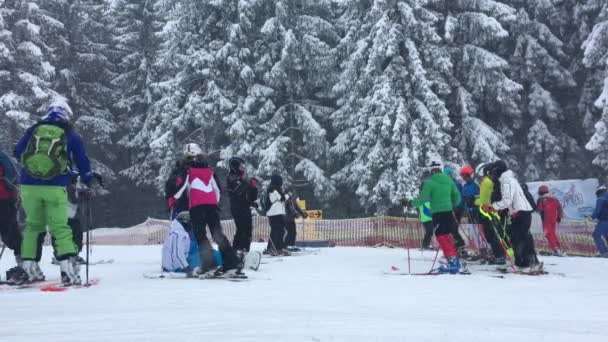 Skiërs stijgen van de stoeltjeslift — Stockvideo