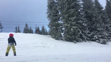 İnsanlar Kayak Merkezi yolda binmek