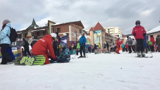 BUKOVEL, UCRANIA - 18 de enero de 2017: Esquiadores cerca del ascensor — Vídeos de Stock