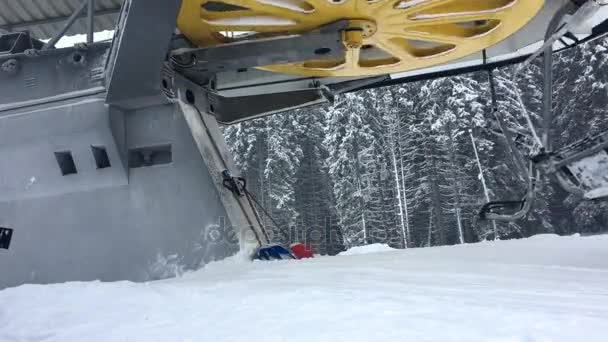 Les skieurs se lèvent du télésiège — Video