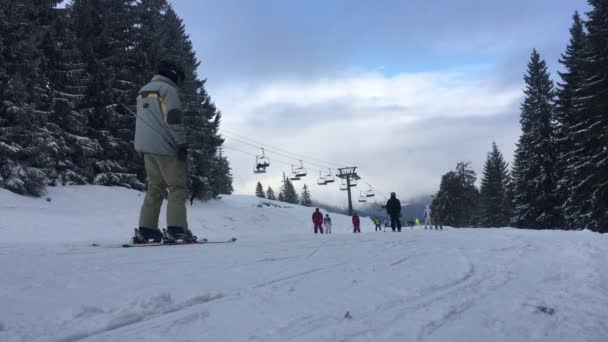 Escena de estación de esquí. Bonito día soleado . — Vídeos de Stock