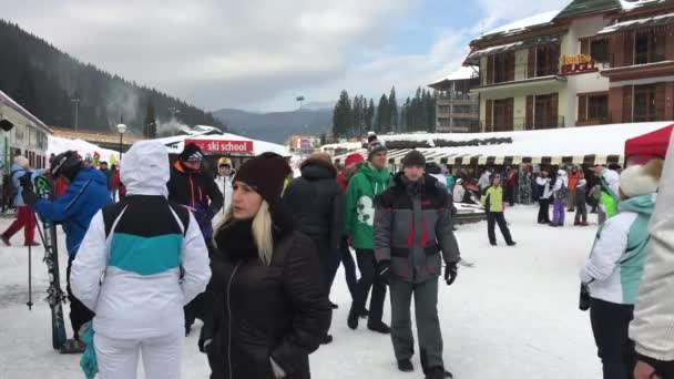 Boekovel, Oekraïne - 18 januari, 2017: skiërs in de buurt van de lift — Stockvideo