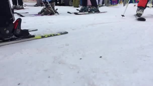 BUKOVEL, UCRANIA - 18 de enero de 2017: Encienda el telesilla. Esquiadores multitud . — Vídeos de Stock
