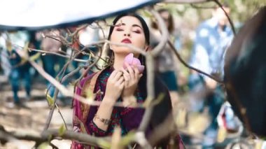 Asyalı genç kadın fotoğrafçı için poz